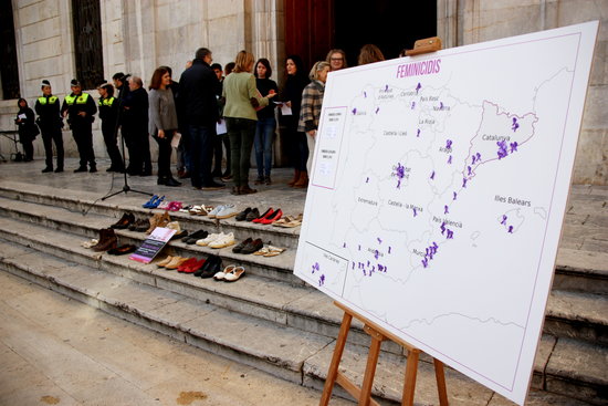 A map marking 2019's femicides and shoes placed in front of the Tarragona city council honor women lost to gender-based violence (by Eloi Tost)